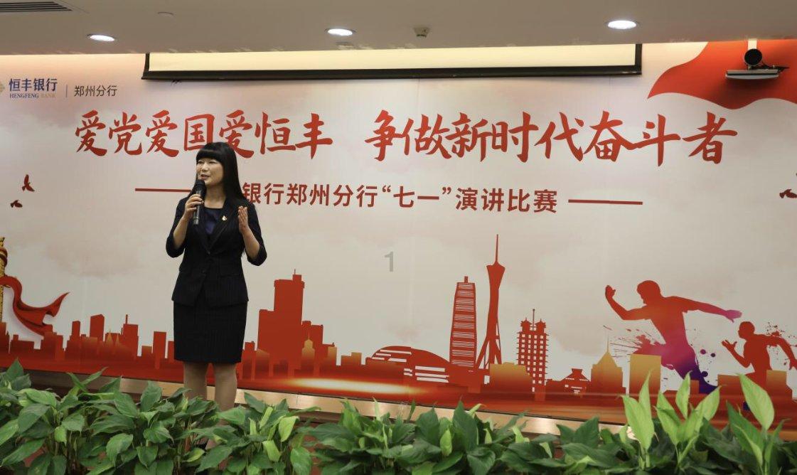 面对越南主帅的挑衅，国足主帅李铁是如何回应的？游戏画面
